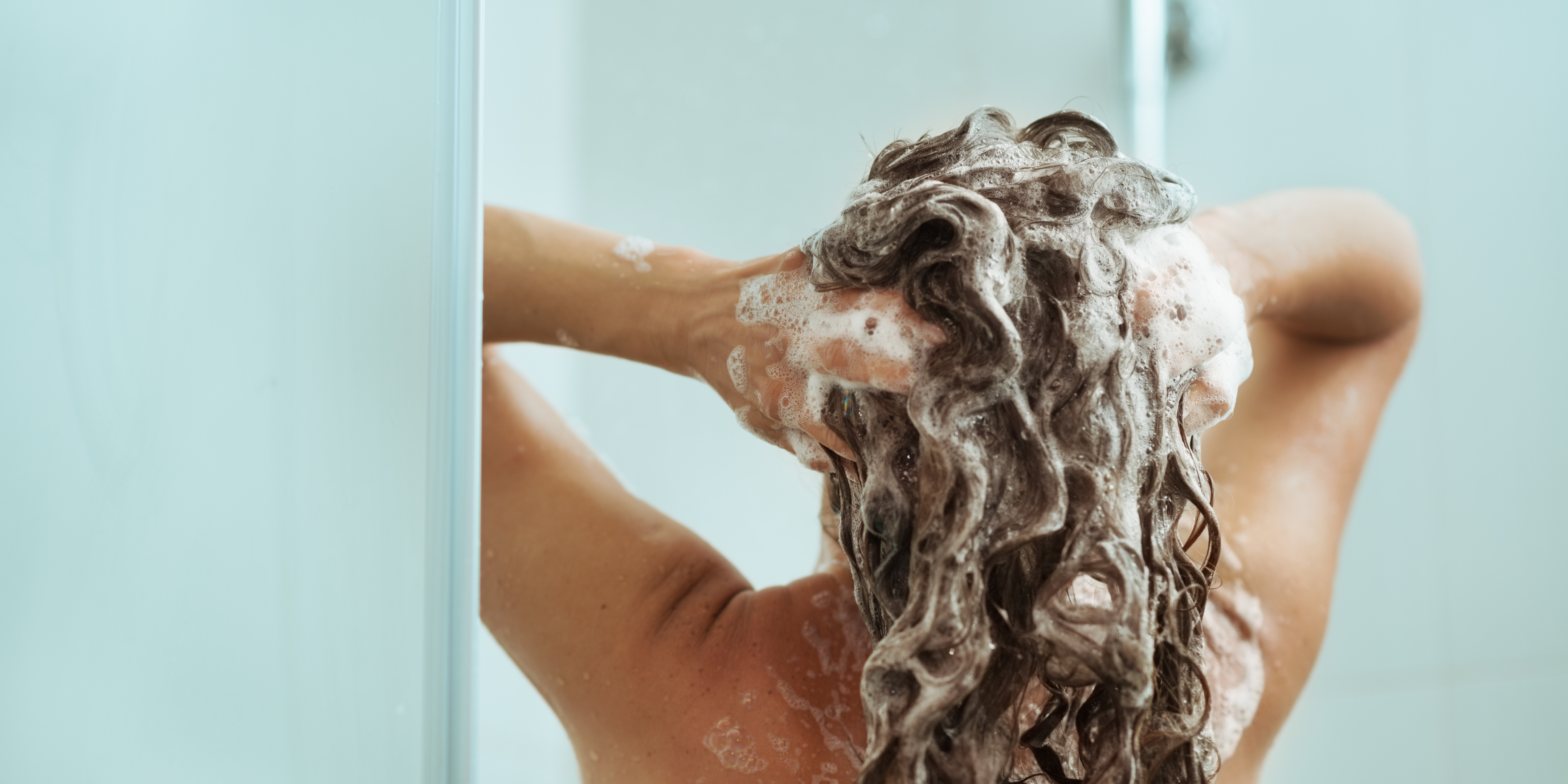 De la Peau aux Cheveux : La Skinification, la Tendance Capillaire Globale à Adopter
