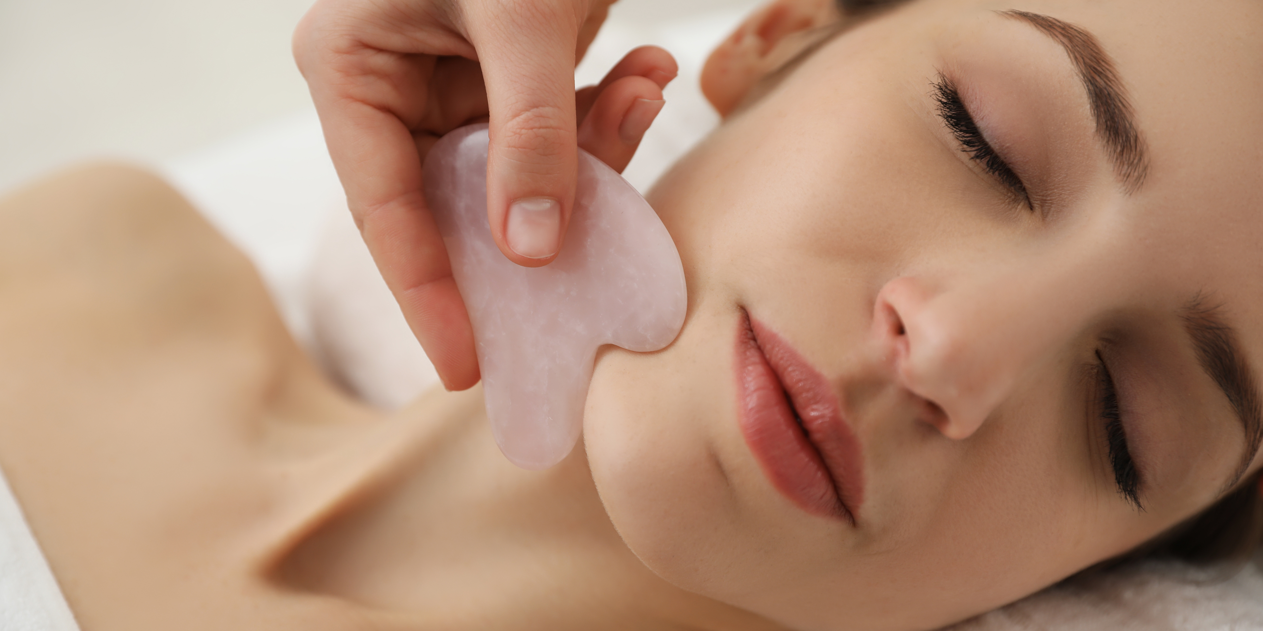 Techniques d'Application Uniques en K-Beauty : Entre Rituels Ancestraux et Révolutions High-Tech